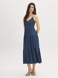 Robe mi-longue en denim à volants et détails smockés