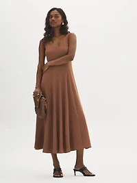 Robe mi-longue sans manches à panneaux