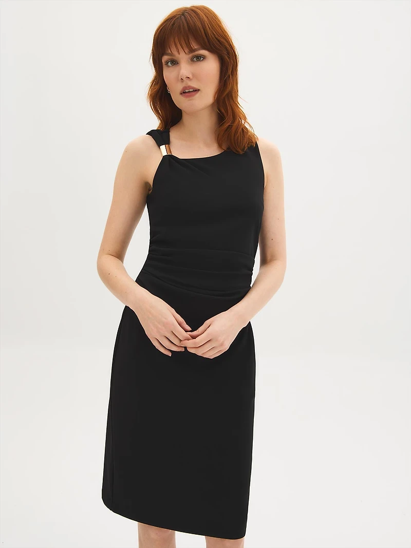 Robe mi-longue asymétrique à détails froncés