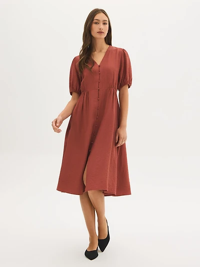 Robe mi-longue boutonnée sur le devant