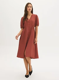 Robe mi-longue boutonnée sur le devant