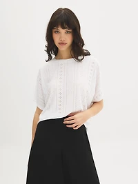 Haut à manches dolman et oeillets