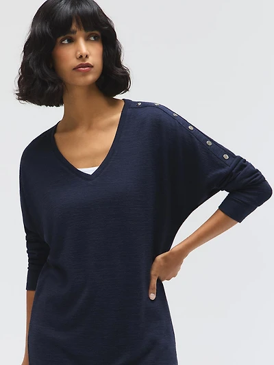 Haut à col en V et détails de boutons