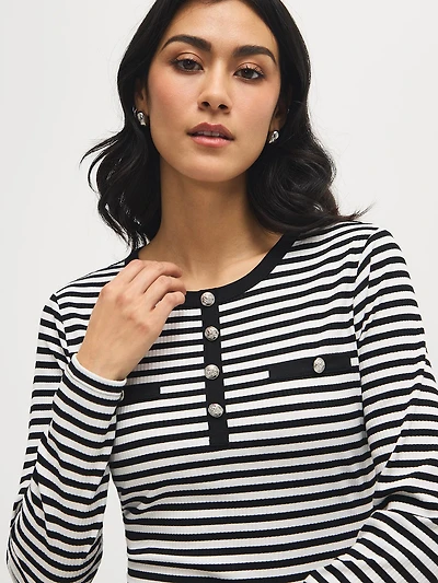 Haut côtelé à rayures et détails de boutons