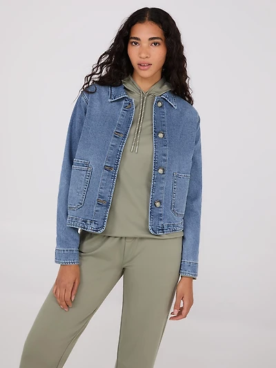 Veste en jean boutonnée sur le devant