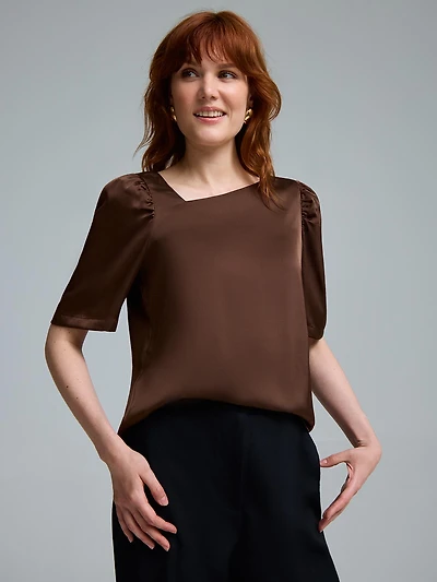 Blouse en satin à encolure asymétrique