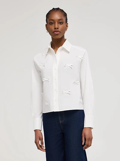 Blouse en coton boutonnée sur le devant avec boucles