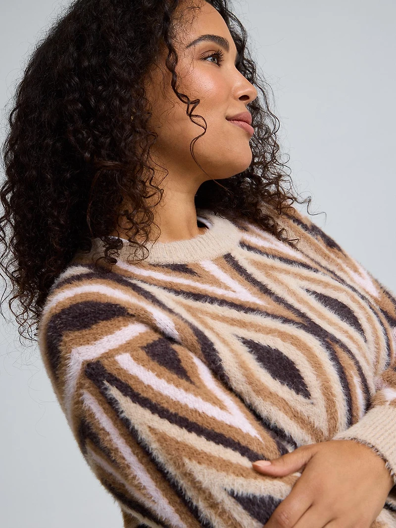 Chandail en tricot pelucheux à col rond et motif géométrique