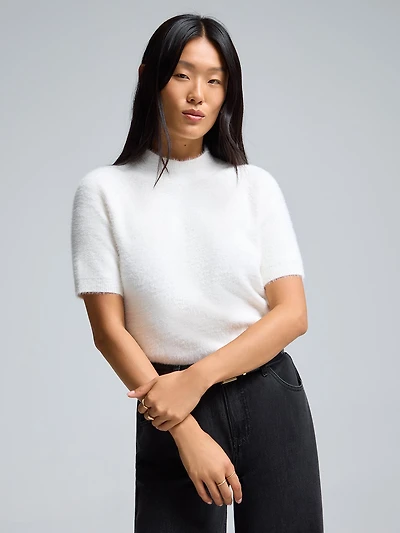 Chandail en tricot pelucheux à col montant et manches courtes