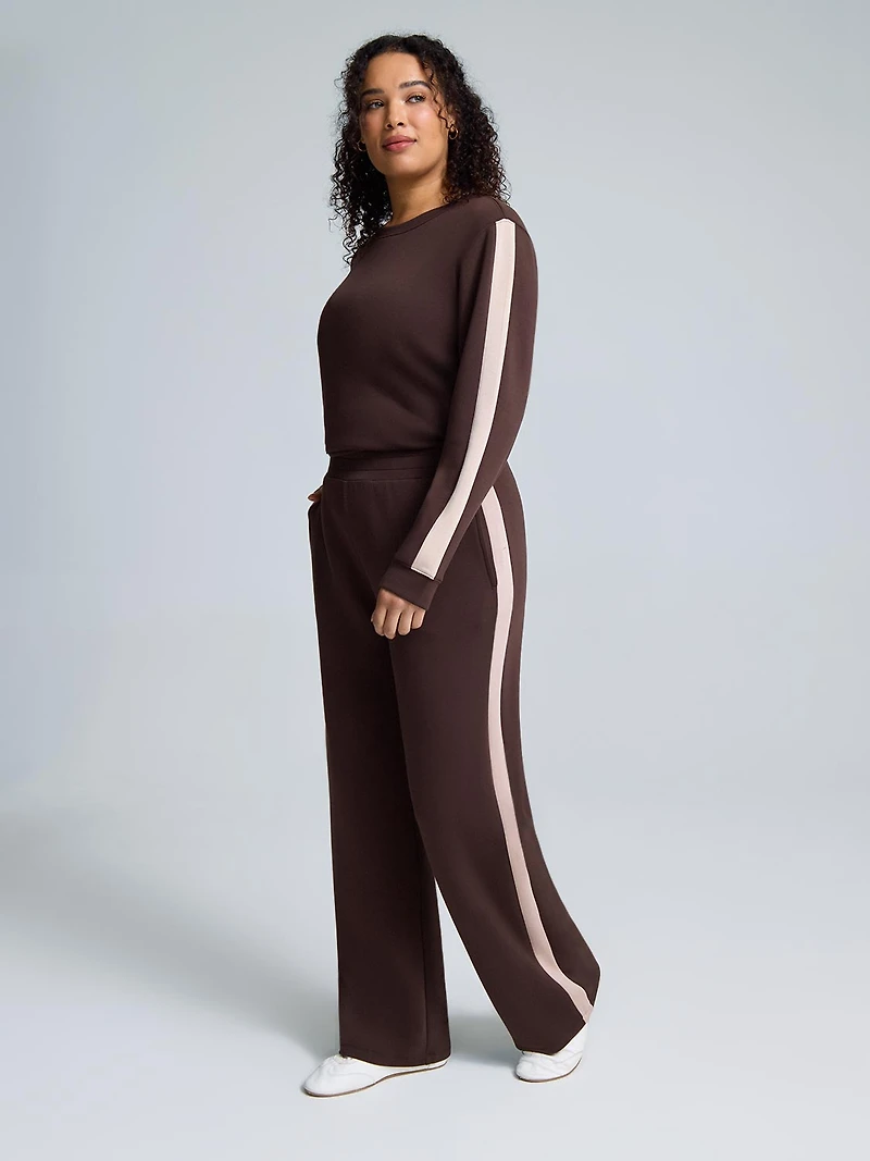 Pantalon en polaire nuage à jambe large et rayure contrastée