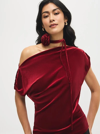 Haut asymétrique en velours avec collier rose