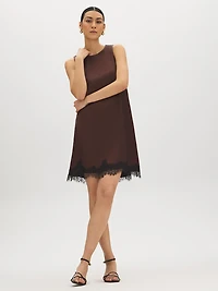 Robe fourreau en satin avec ourlet dentelle