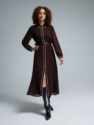 Robe chemise en mousseline plissée avec passepoils contrastés