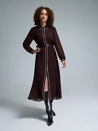 Robe chemise en mousseline plissée avec passepoils contrastés