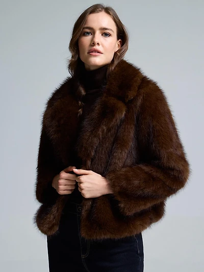 Veste courte en fausse fourrure