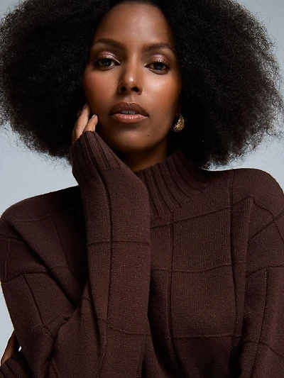 Chandail à col montant orné d'un motif géométrique carré