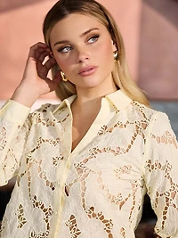 Chemise courte en dentelle