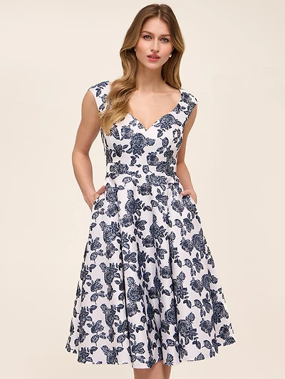 Robe mi-longue en jacquard floral à décolleté coeur