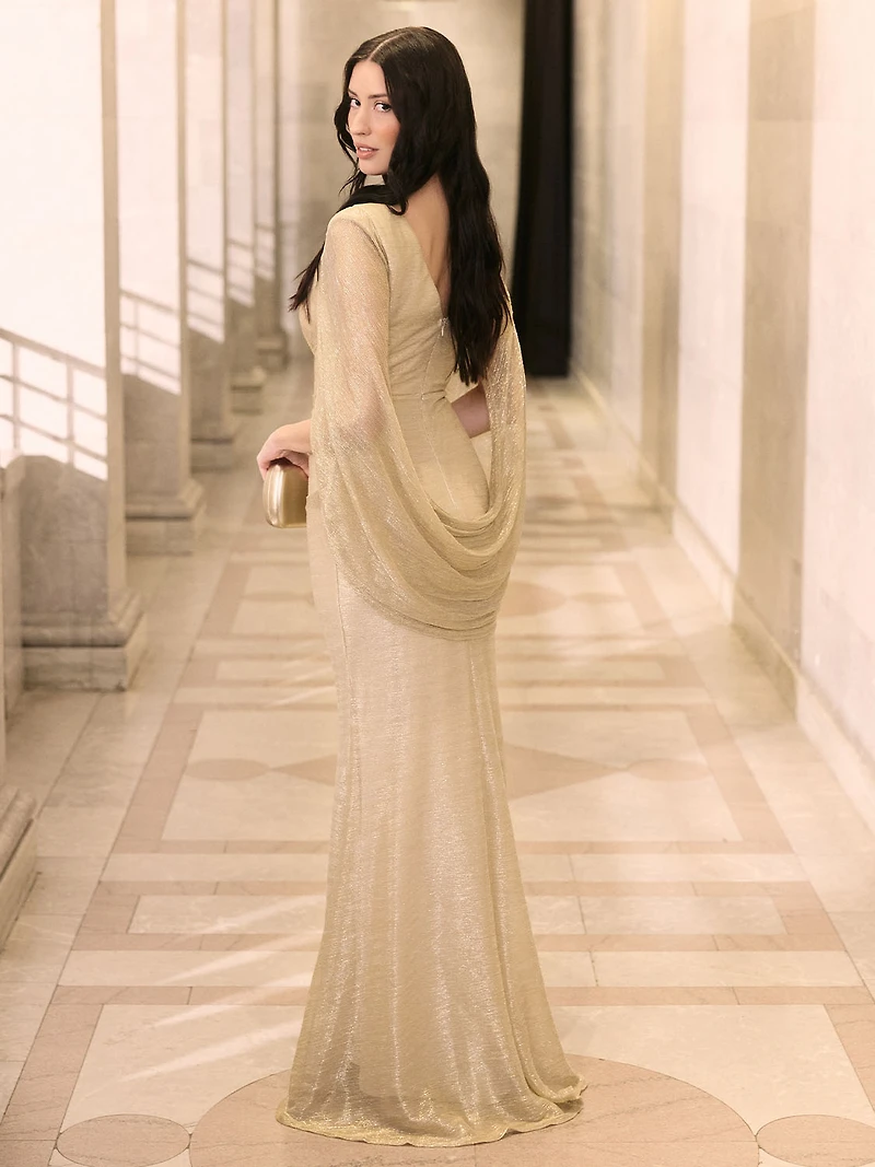 Robe en maille froissée et métallisée avec cape au dos