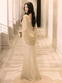 Robe en maille froissée et métallisée avec cape au dos