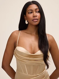 Robe bustier en satin à col bénitier