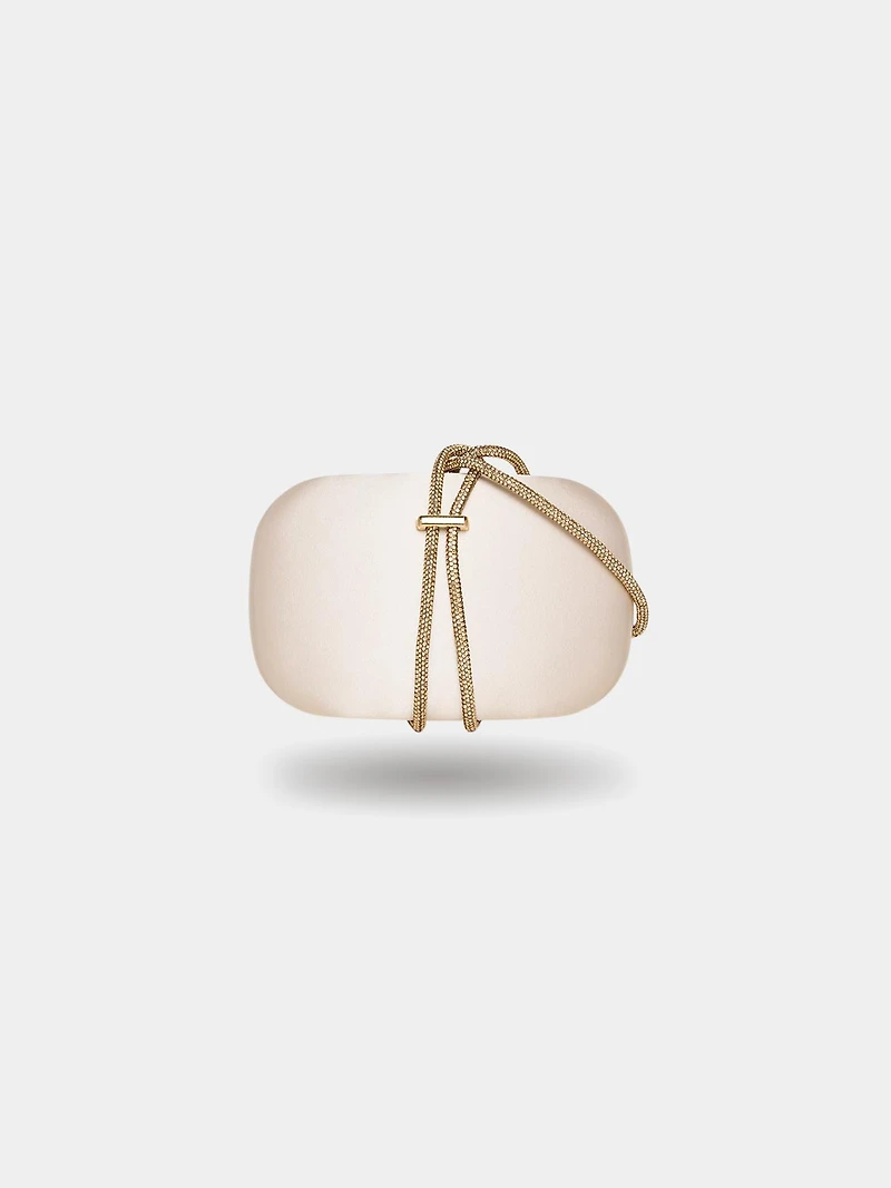 Minaudière en satin avec poignée ornée de bijoux