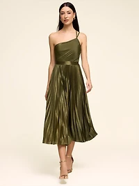 Robe mi-longue plissée à une épaule