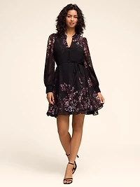 Mini-robe fleurie ajustée et évasée