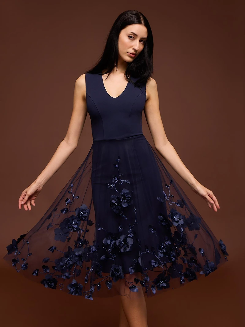 Robe mi-longue ajustée et évasée avec appliqués floraux perles