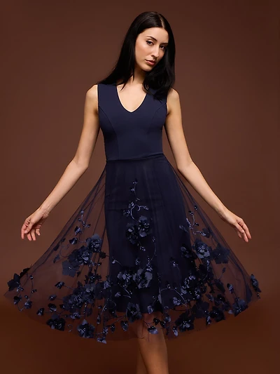 Robe mi-longue ajustée et évasée avec appliqués floraux perles