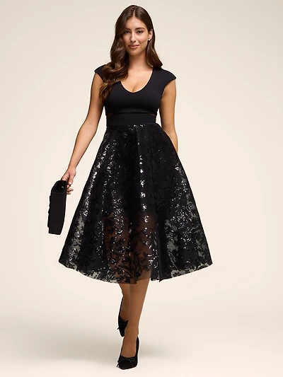 Robe ajustée et évasée en maille paillettes