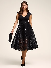 Robe ajustée et évasée en maille paillettes