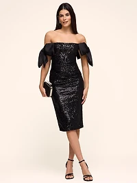 Robe mi-longue à paillettes et épaules dénudées