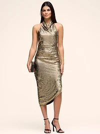 Robe mi-longue en satin métallisé et col licou