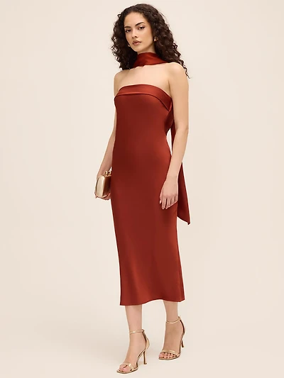 Robe mi-longue bustier en satin avec foulard