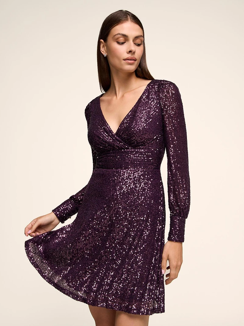 Mini-robe ajustée et évasée à paillettes