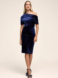 Robe en velours à décolleté asymétrique