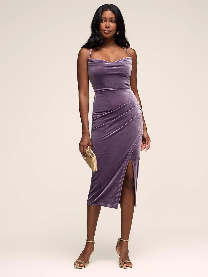 Robe mi-longue en velours à bretelles ornées de bijoux