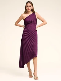 Robe mi-longue plissée à une épaule