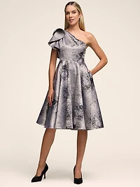 Robe asymétrique ajustée et évasée