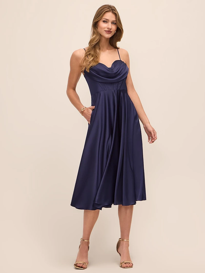 Robe mi-longue ajustée et évasée en satin