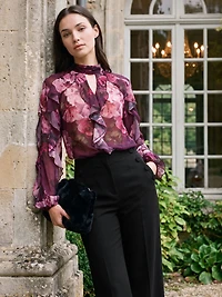 Blouse à motifs floraux, volants et détail ajouré