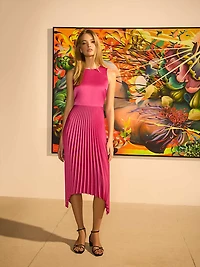 Robe plissée en satin à ourlet asymétrique