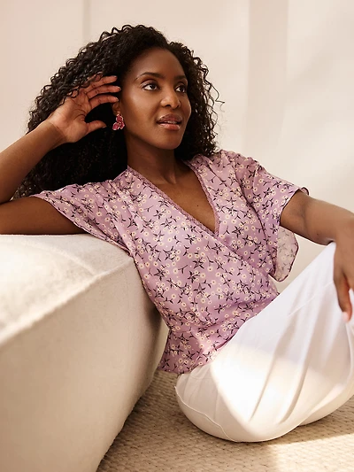 Blouse en mousseline à motif floral et croisée l'avant