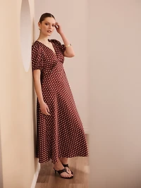 Robe mi-longue en satin à pois