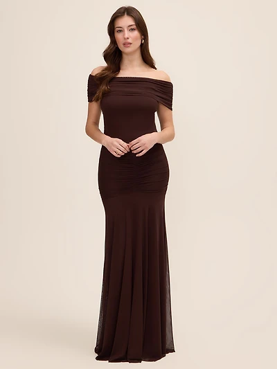 Robe longue en maille à épaules dénudées