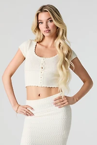Haut boutonné court en tricot festonné