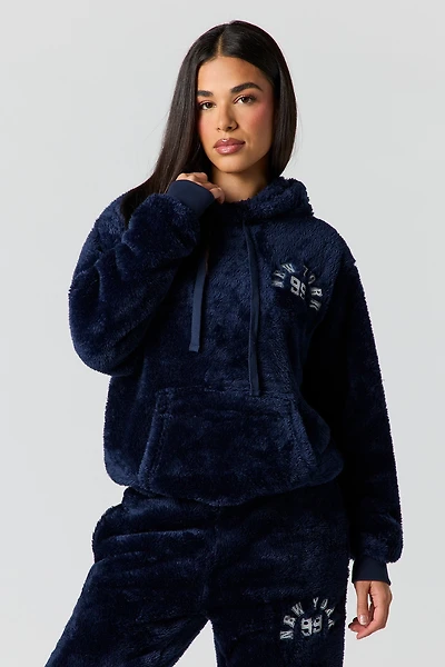 Haut à capuchon en similifourrure avec motif brodé