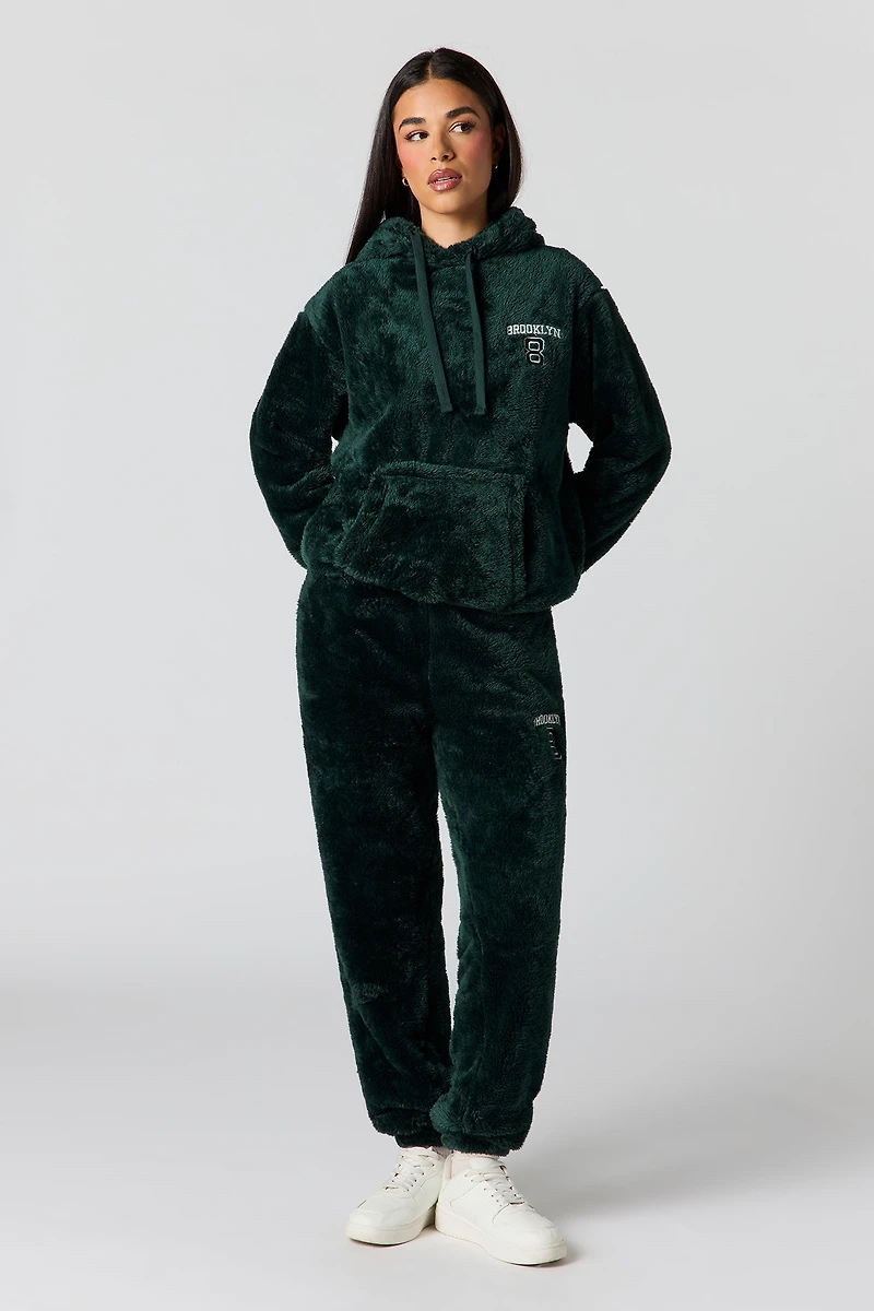 Jogger en similifourrure avec motif brodé