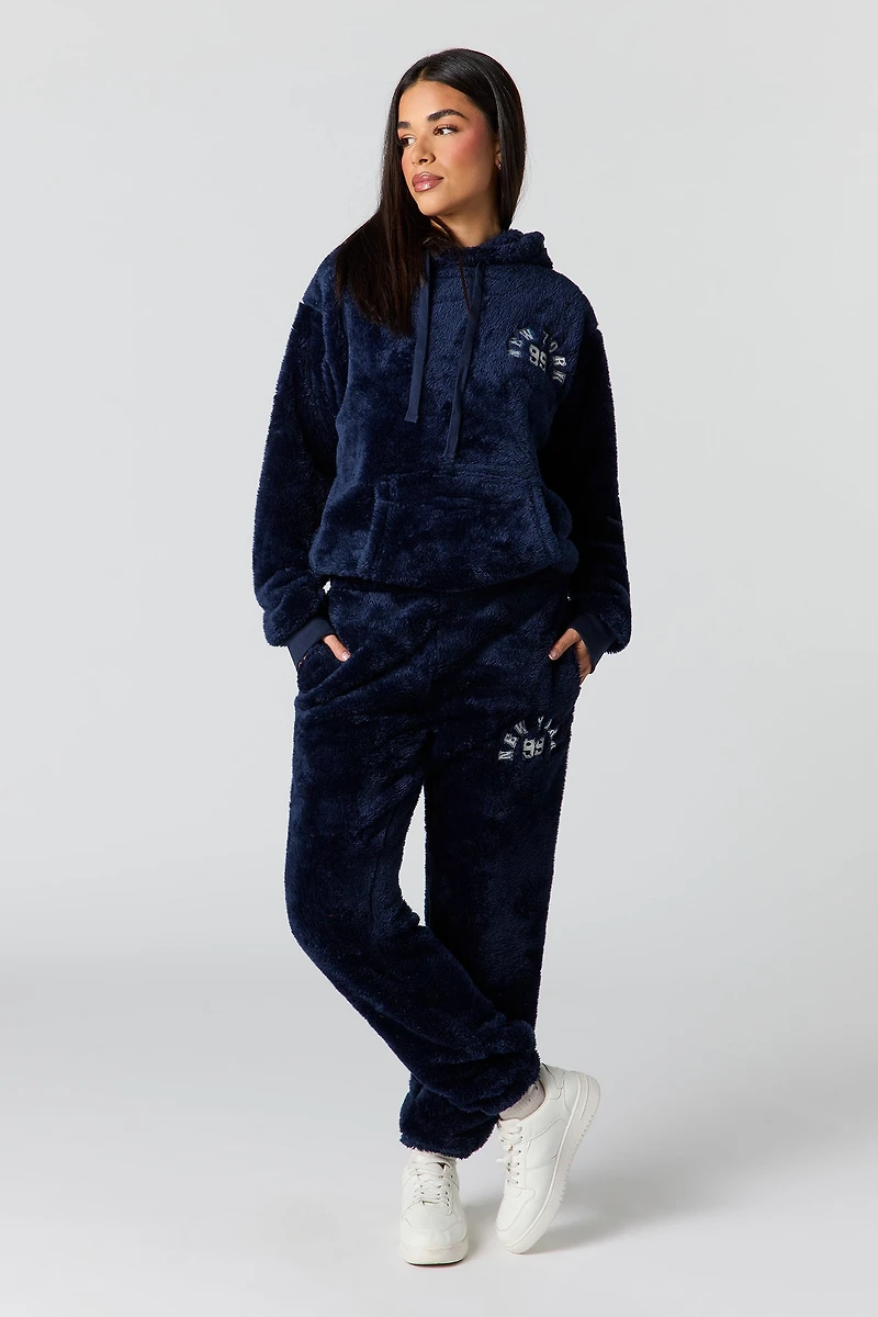 Jogger en similifourrure avec motif brodé